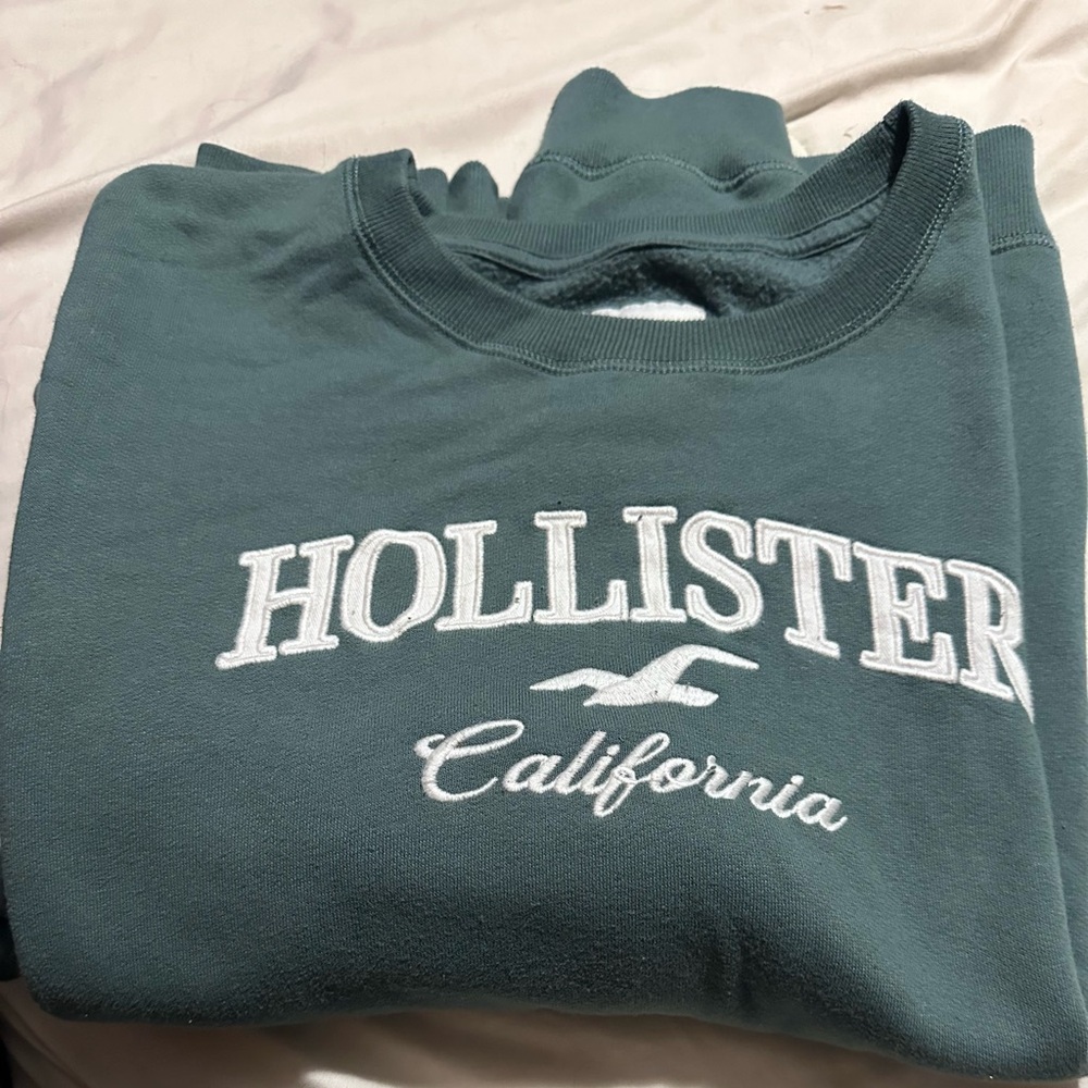 Hollister women’s  Teal Crewneck Sweatshirt